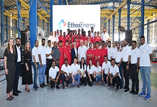 团队庆祝丝带是正式减少EthosEnergys新设施在阿布扎比